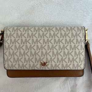 COPY - MICHAEL KORS
JET SET CHARM SMALL PHONE CROSSBODY VANILLA